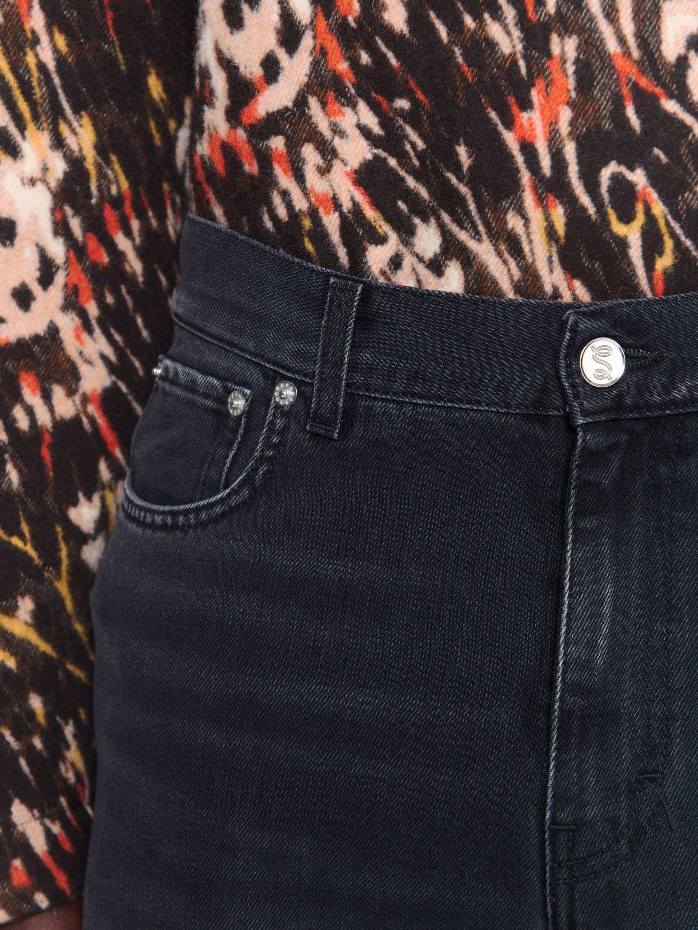 1330_cf51d22dd6-wide-cut-jeans-creased-black-wash_011-large