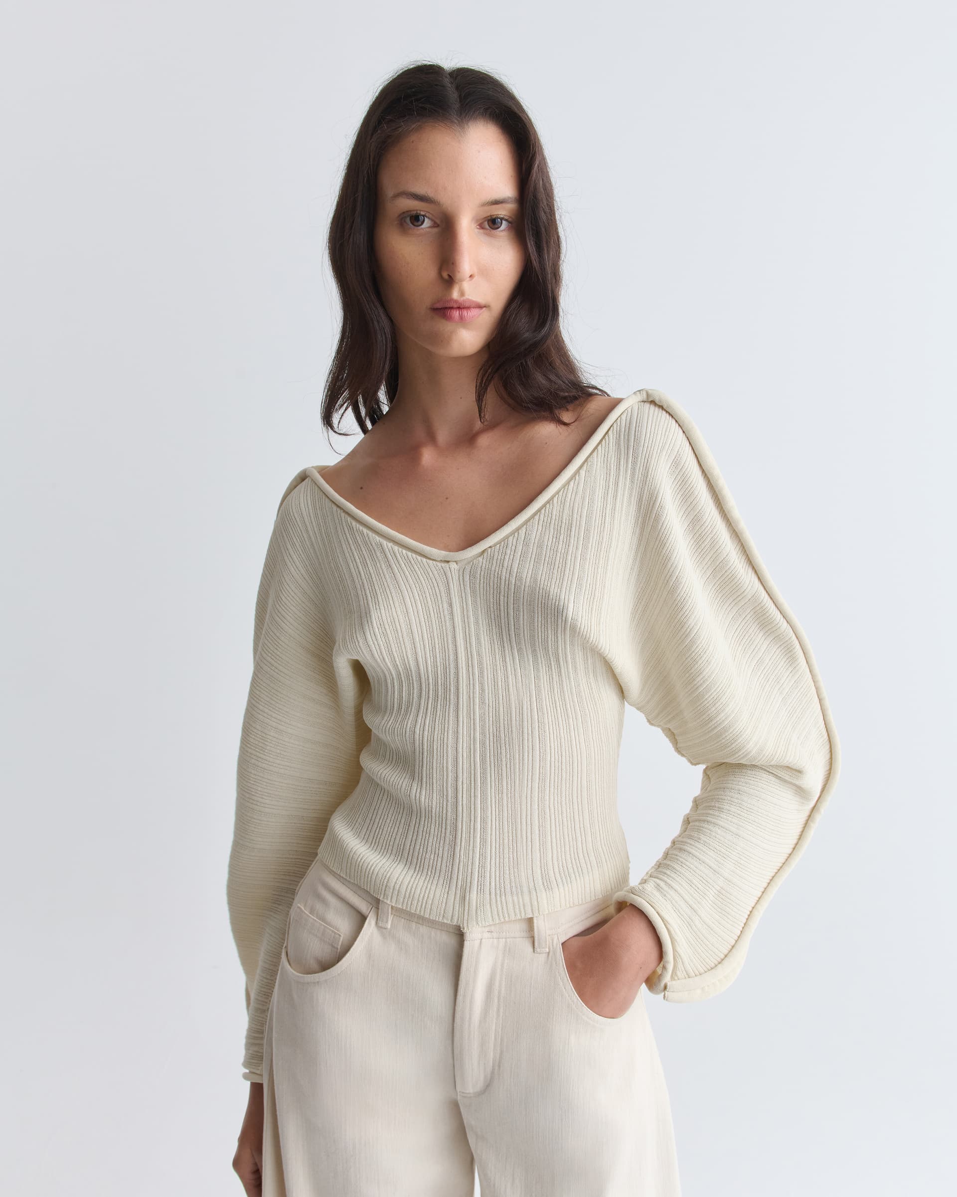 1524_d326b1f86c-36_anguille_sweater_fluid_curved_cream_1871-large