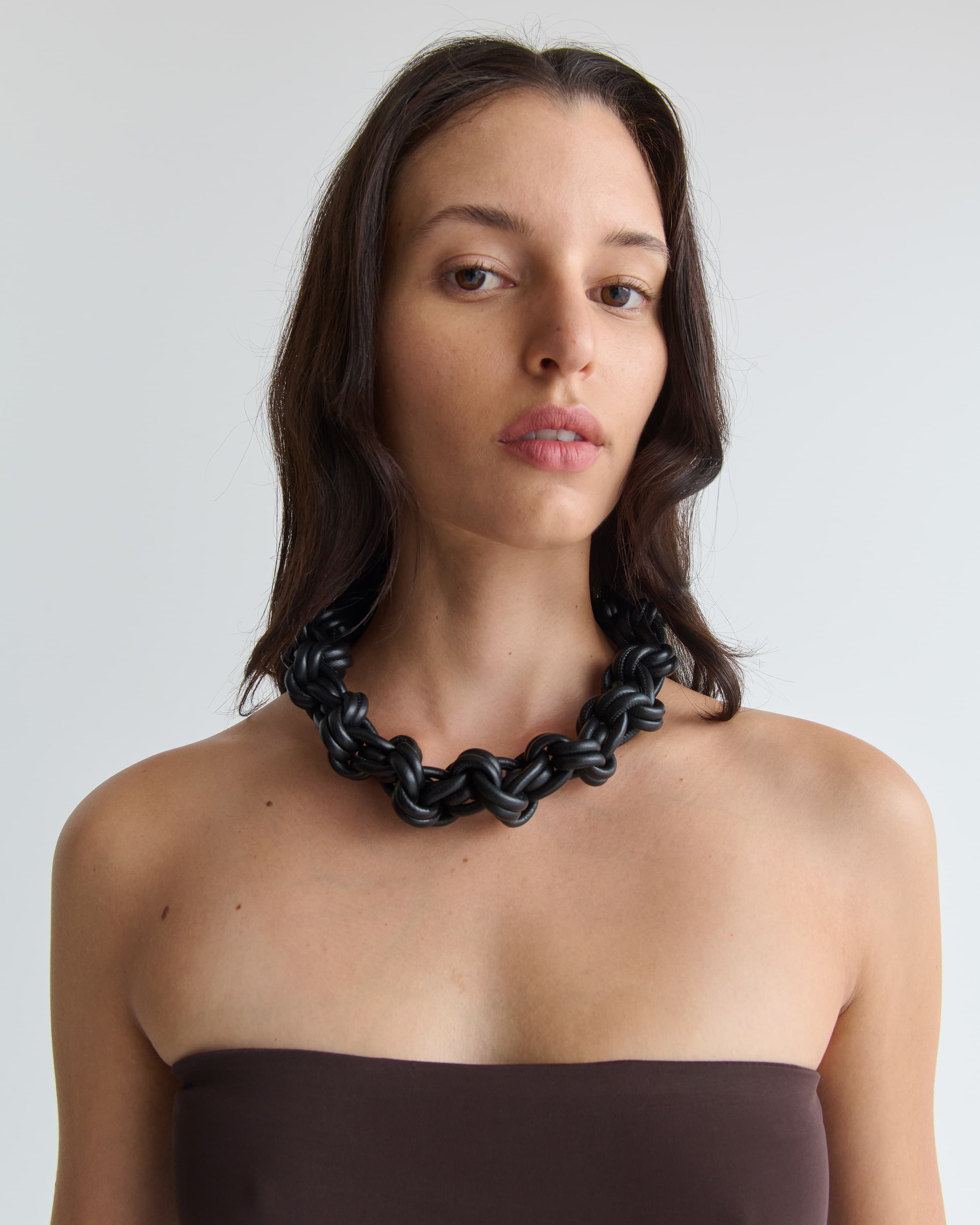 1609_91eeb5936f-24_billie_necklace_carabiner_leather_black_1190-large