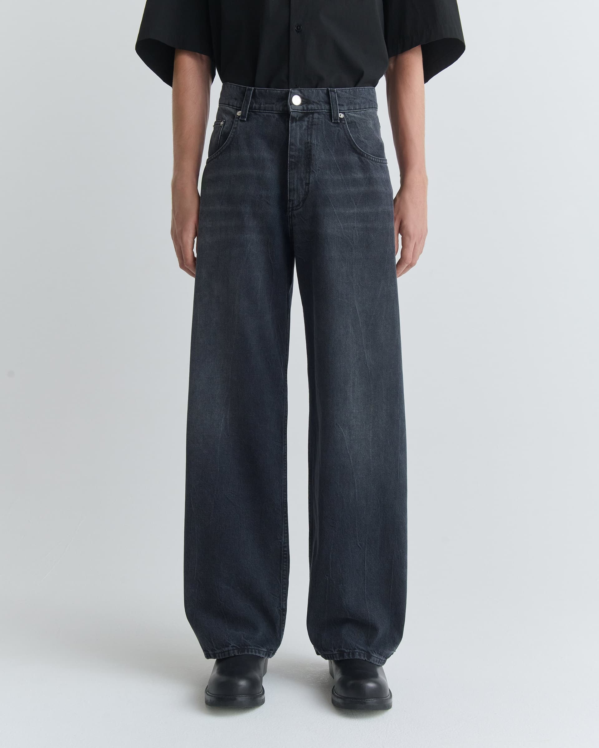 1624_189cbca851-05_relaxed_cut_black_worn_wash_0278-large