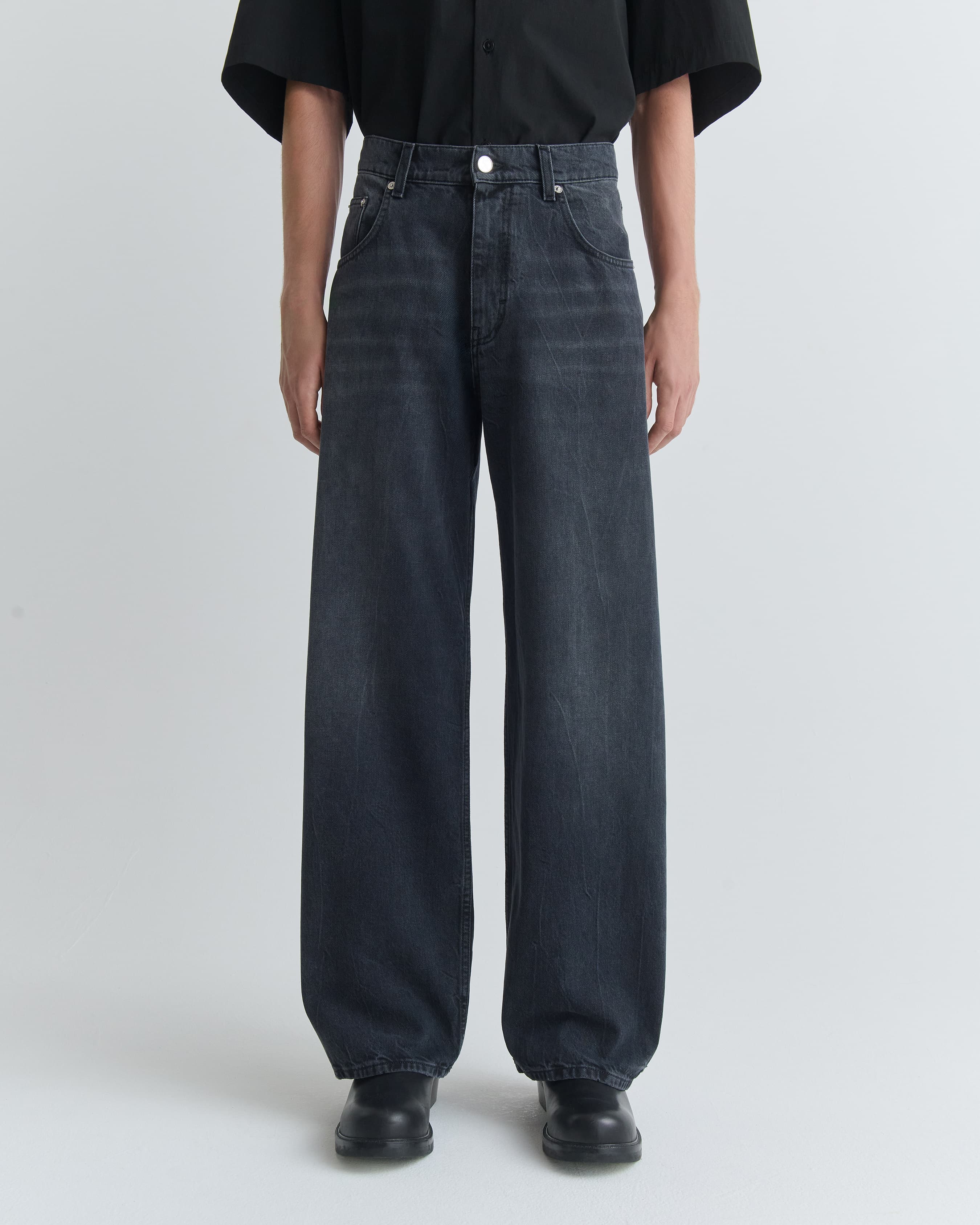 1624_189cbca851-05_relaxed_cut_black_worn_wash_0278-large