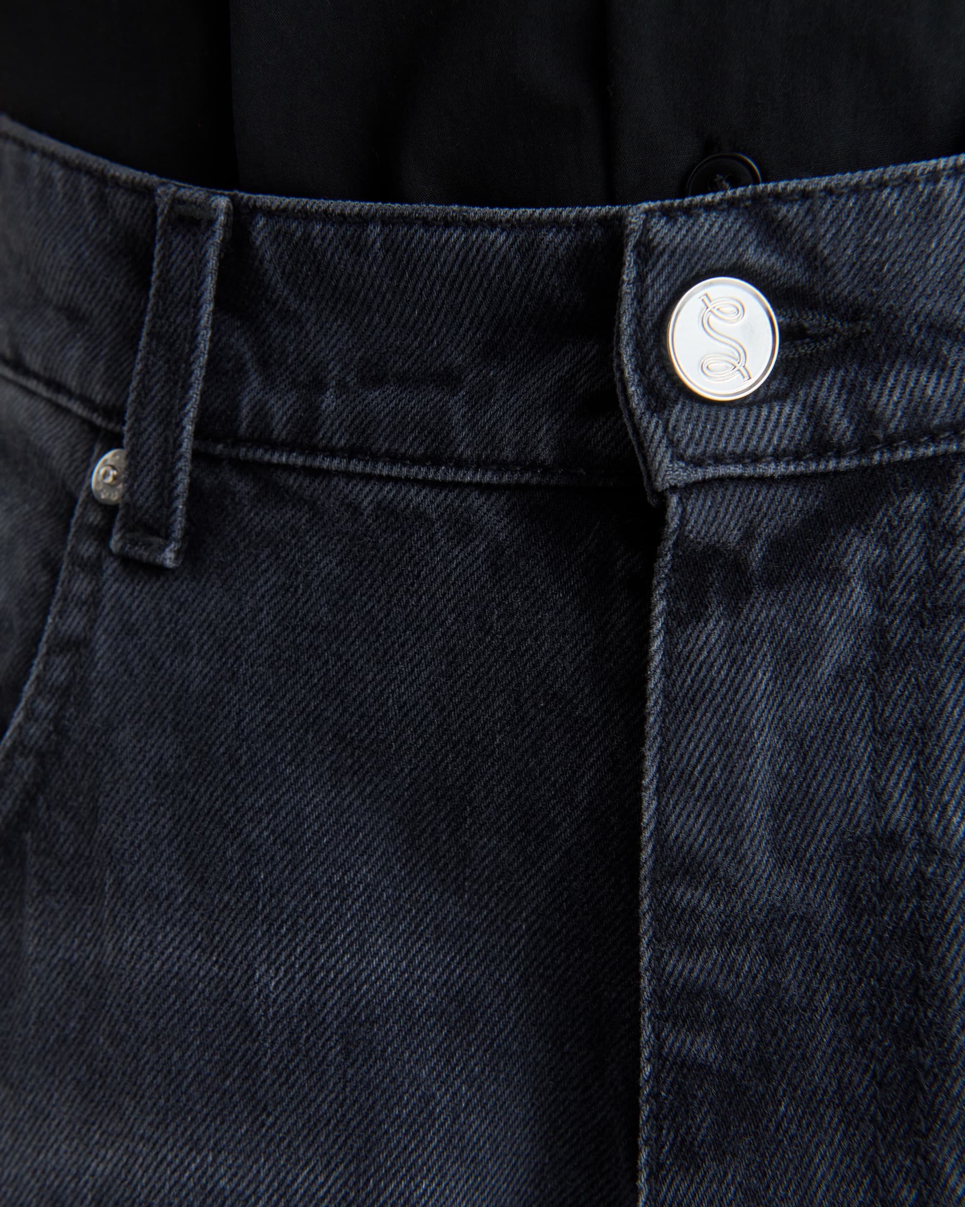 1624_1aad73bd07-05_relaxed_cut_black_worn_wash_0281-large