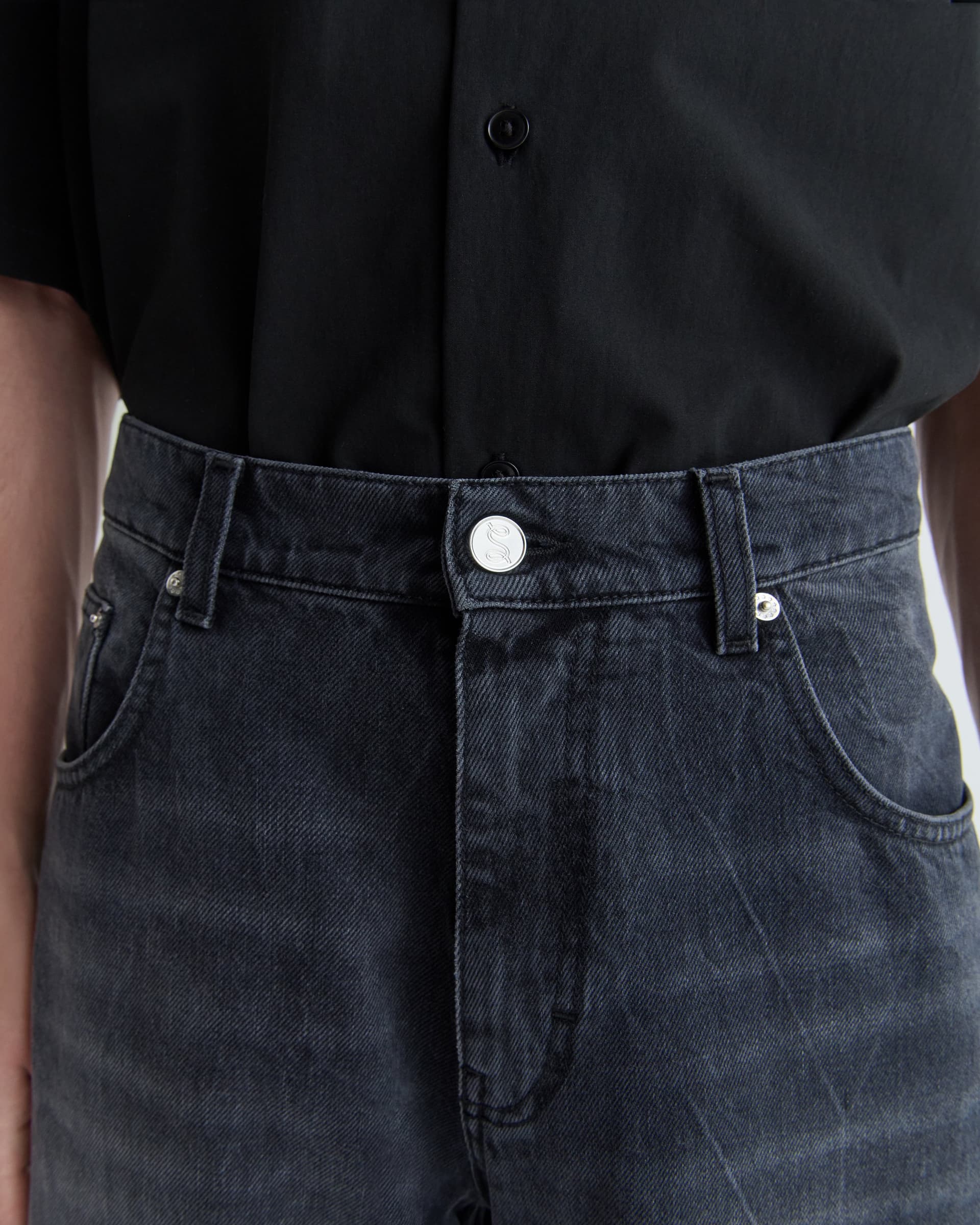 1624_215b28d589-05_relaxed_cut_black_worn_wash_0280-large