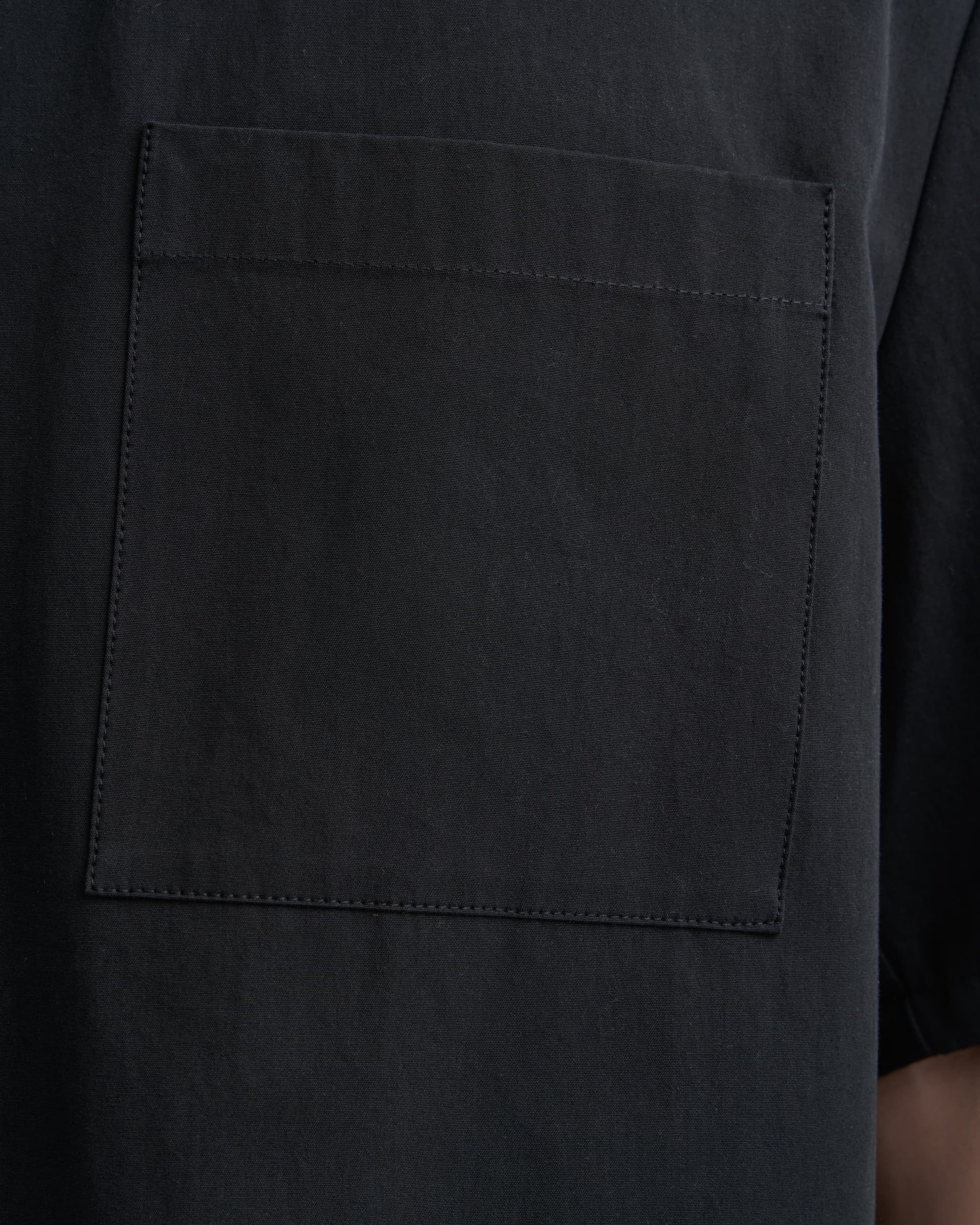 1657_e3b81ff3a0-sefr_fw26_waylon-shirt-black-fine-poplin_6381-large