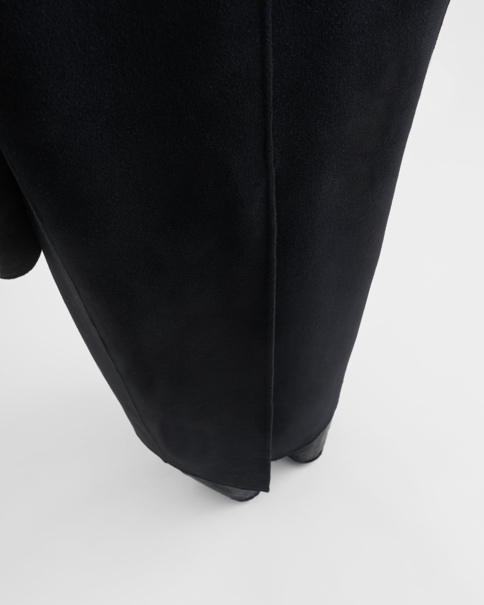 1689_8f1b842b0b-sefr_fw26_cashmere-coat-black_5764-large