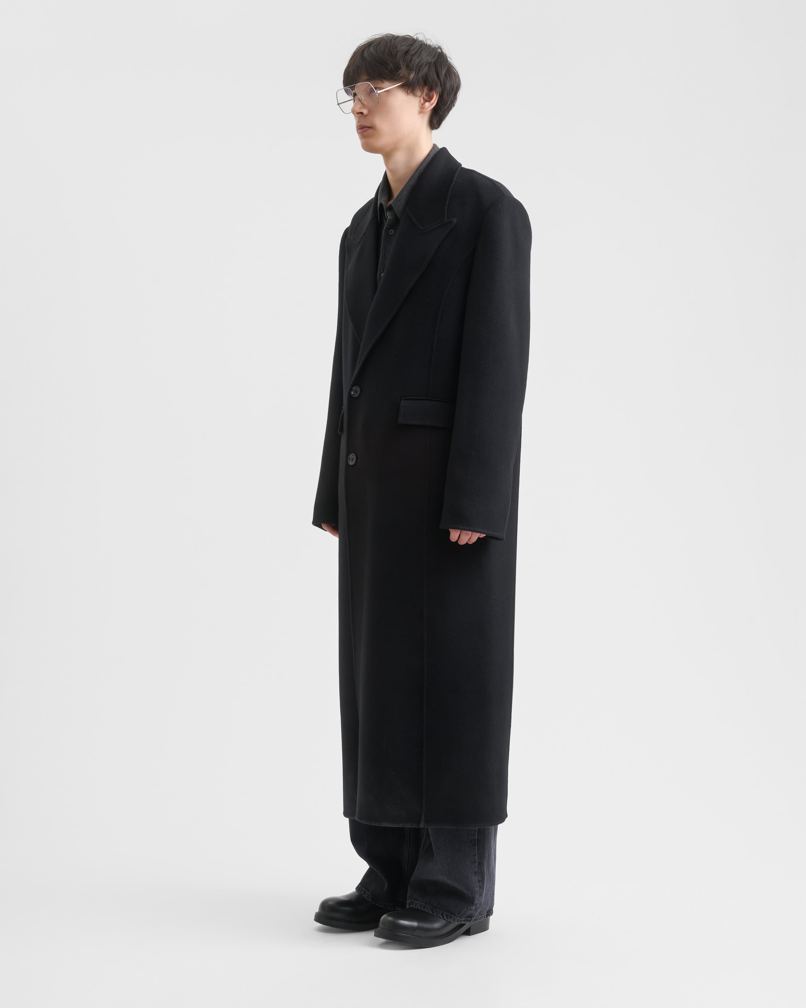 1689_f785168659-sefr_fw26_cashmere-coat-black_5744-large