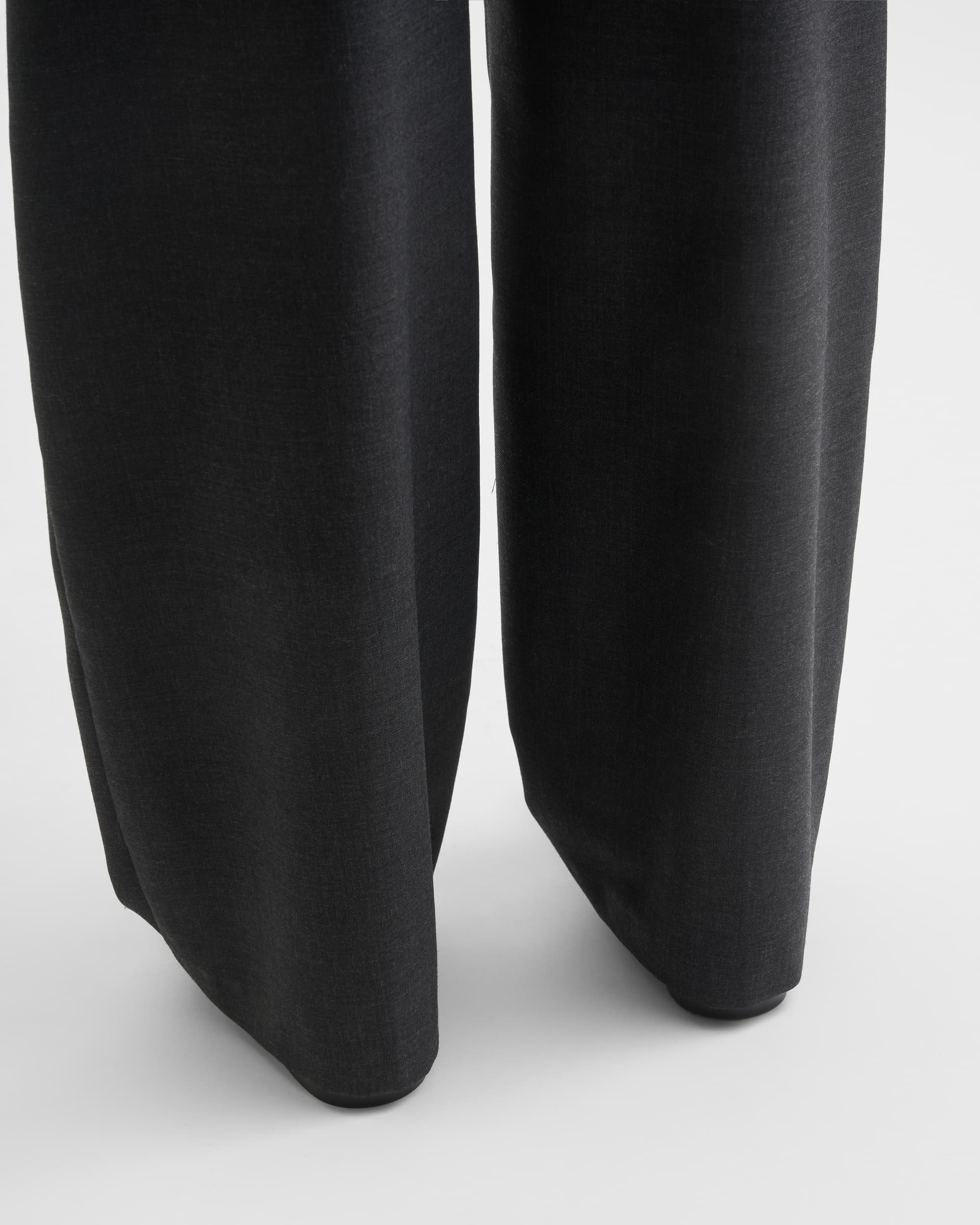 1724_dbb81f9e8b-sefr_fw26_pleated-wide-trouser-anthracite-wool_8272-large