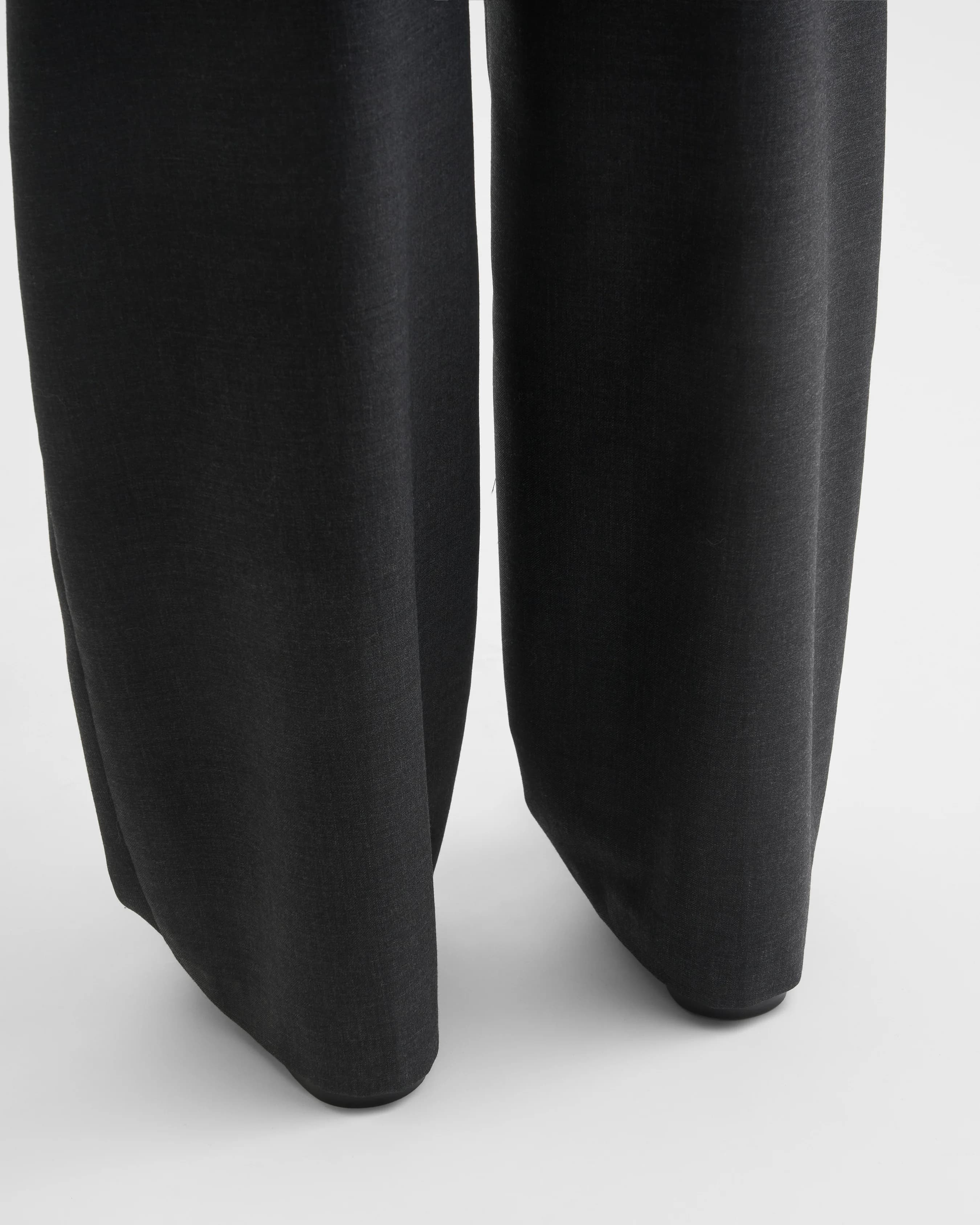 1724_dbb81f9e8b-sefr_fw26_pleated-wide-trouser-anthracite-wool_8272-large
