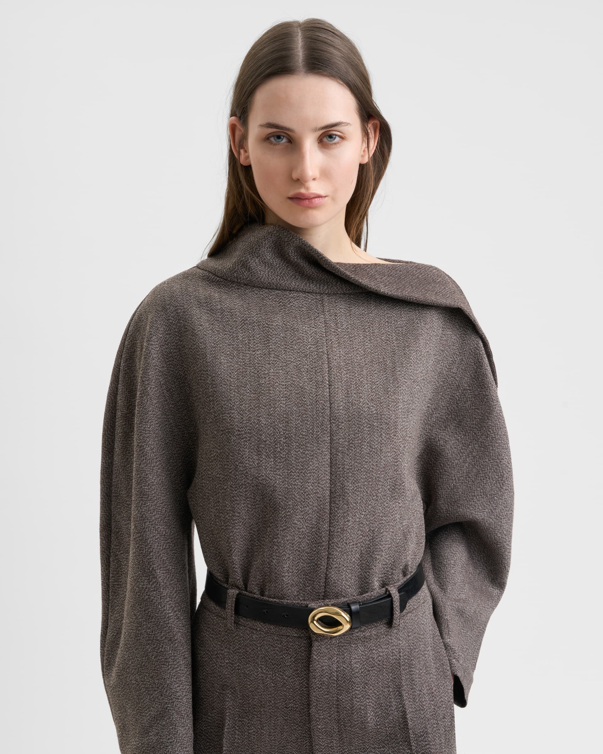 1750_0bec388cc6-sefr_fw26_draped-neck-rounded-top-dark-beige-melange_1953-large