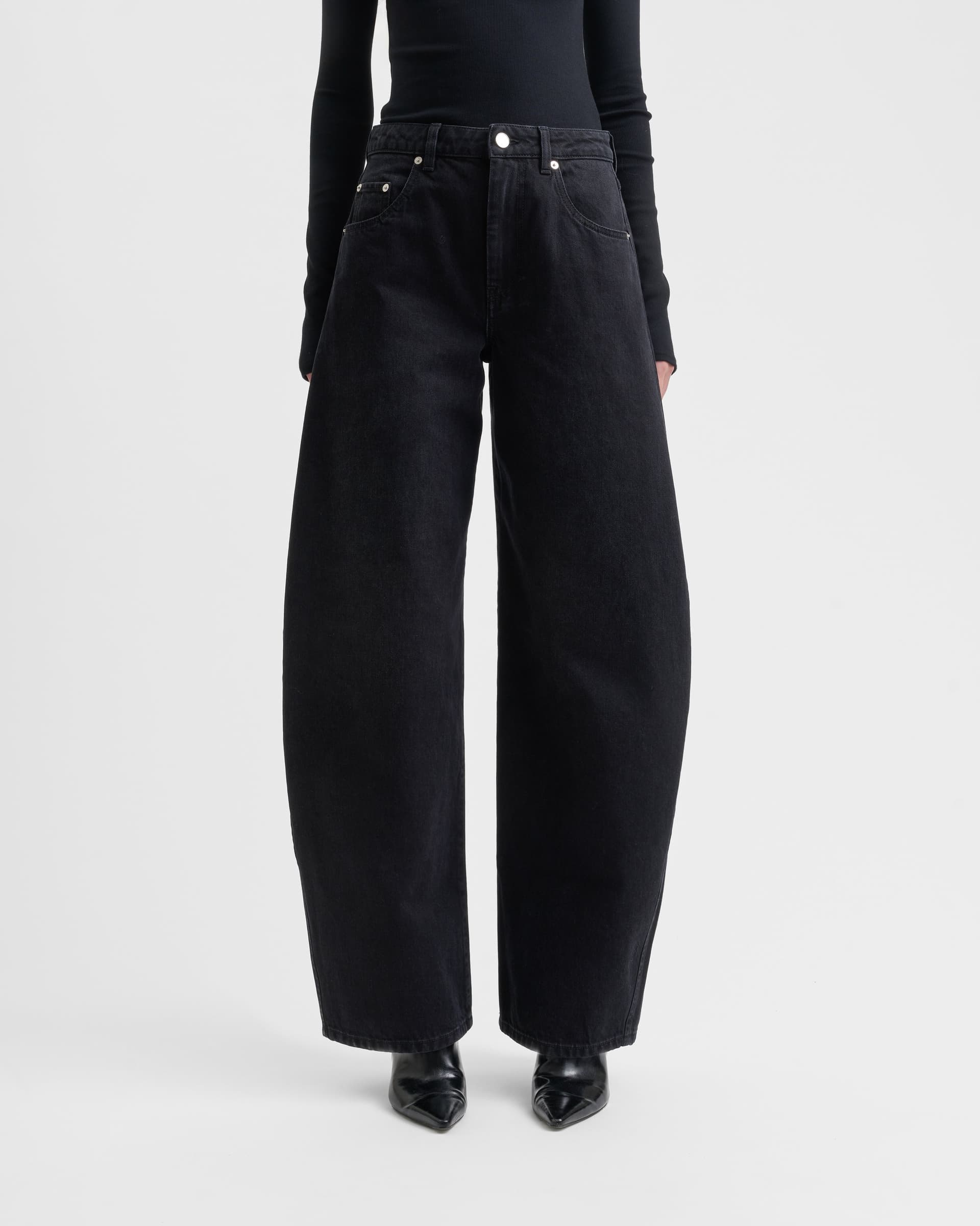 1762_0660ea6547-sefr_fw26_soline-jeans-black-wash_8901-large