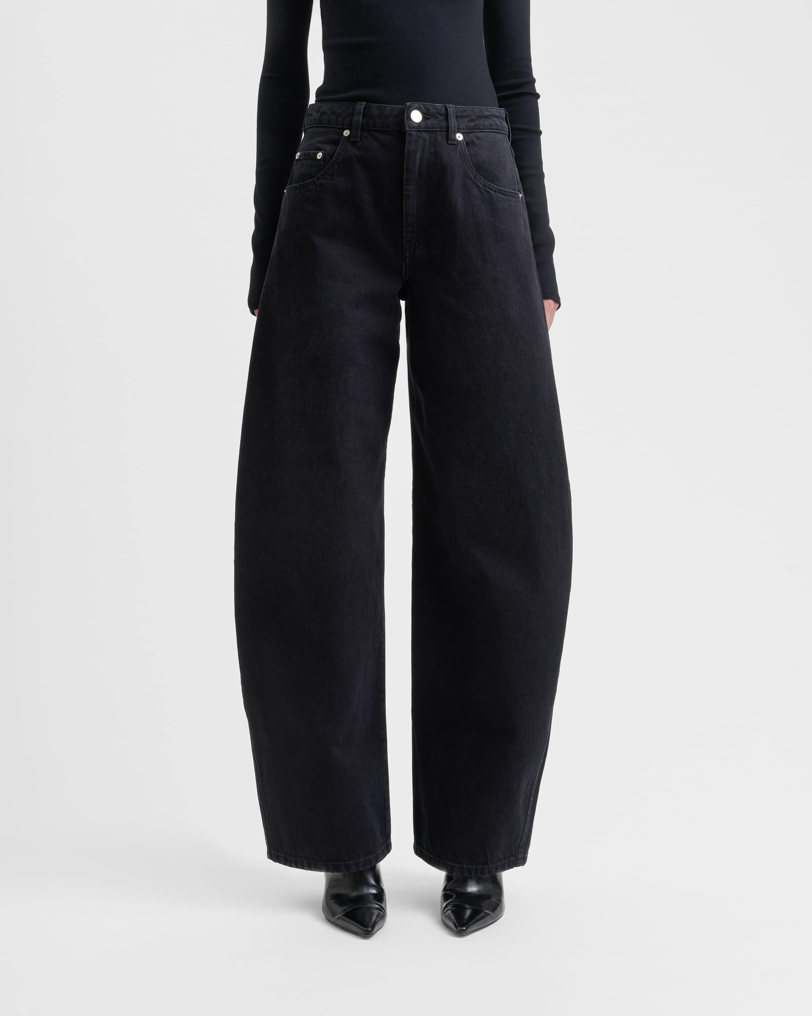 1762_0660ea6547-sefr_fw26_soline-jeans-black-wash_8901-large