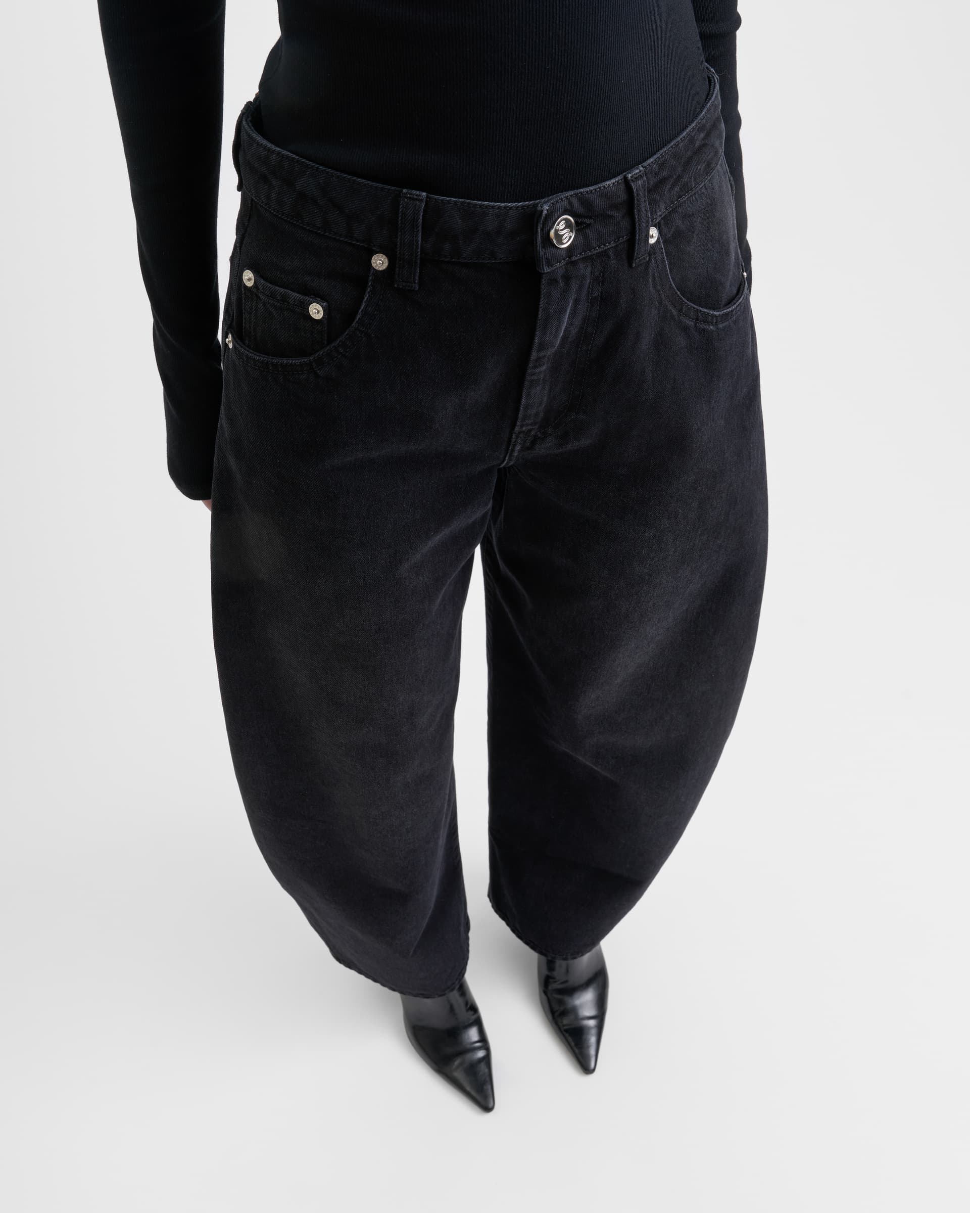 1762_2e0eb07686-sefr_fw26_soline-jeans-black-wash_8906-large