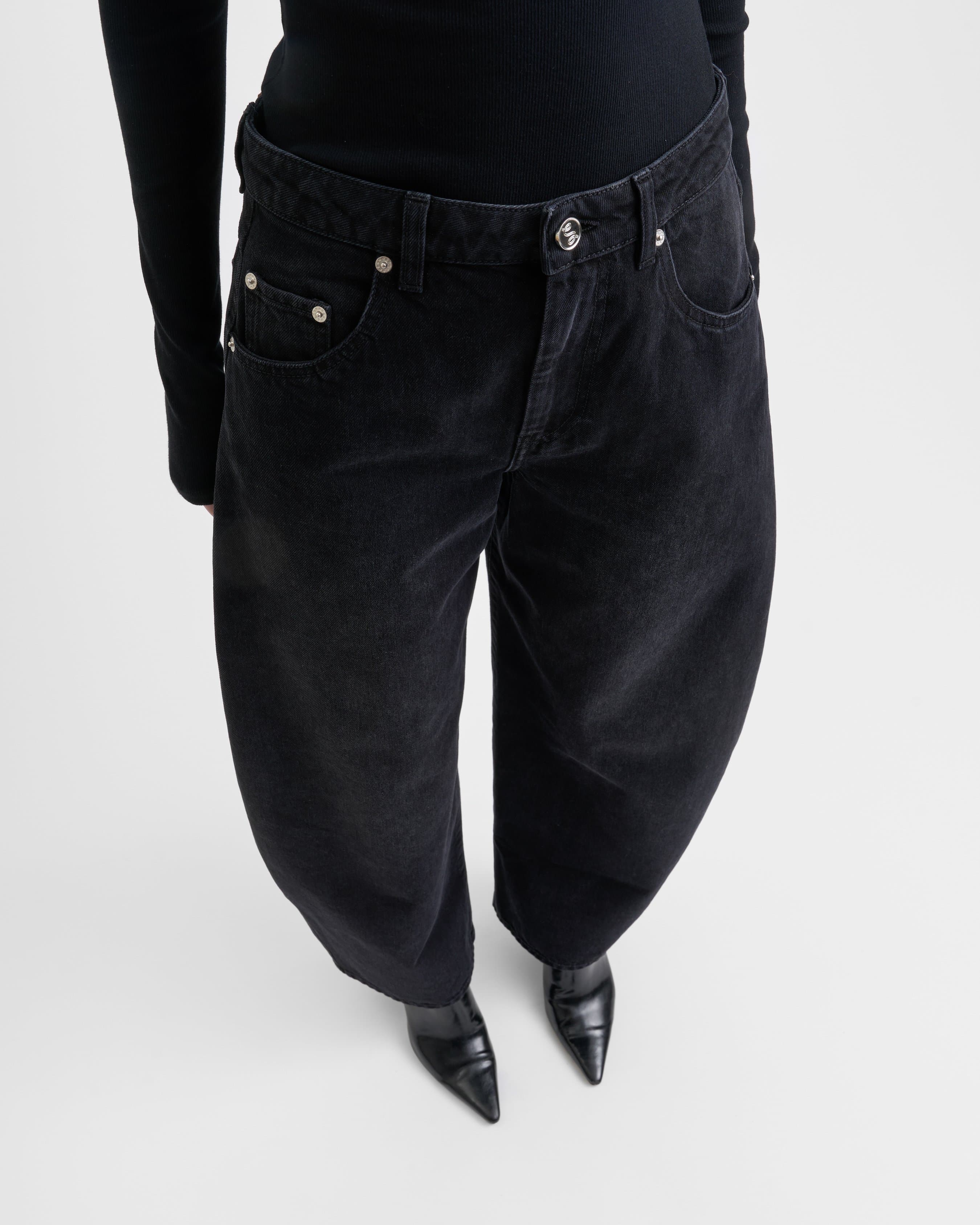 1762_2e0eb07686-sefr_fw26_soline-jeans-black-wash_8906-large