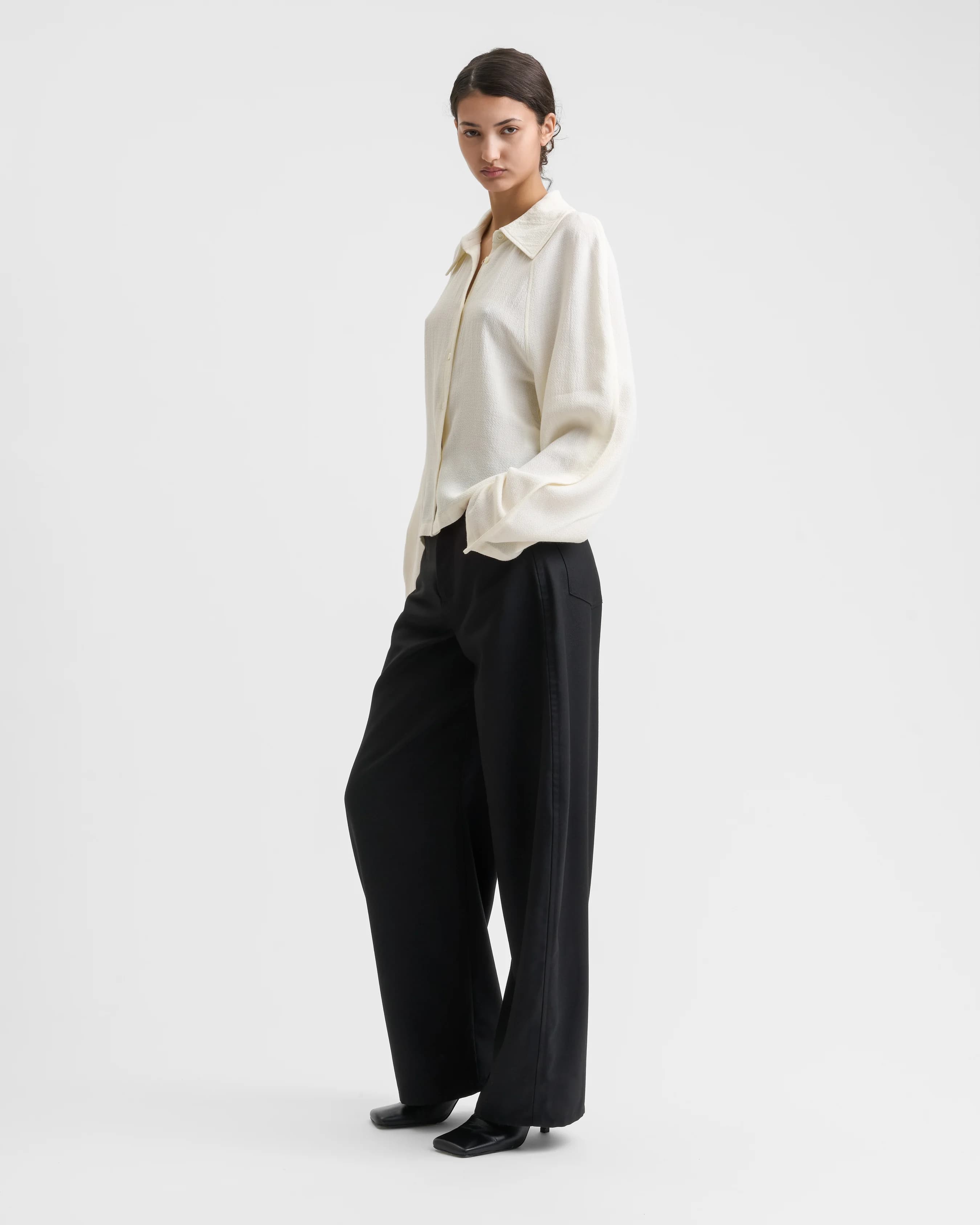 1777_38c25f14df-sefr_fw26_relaxed-raglan-shirt-off-white-crepe_8312-large
