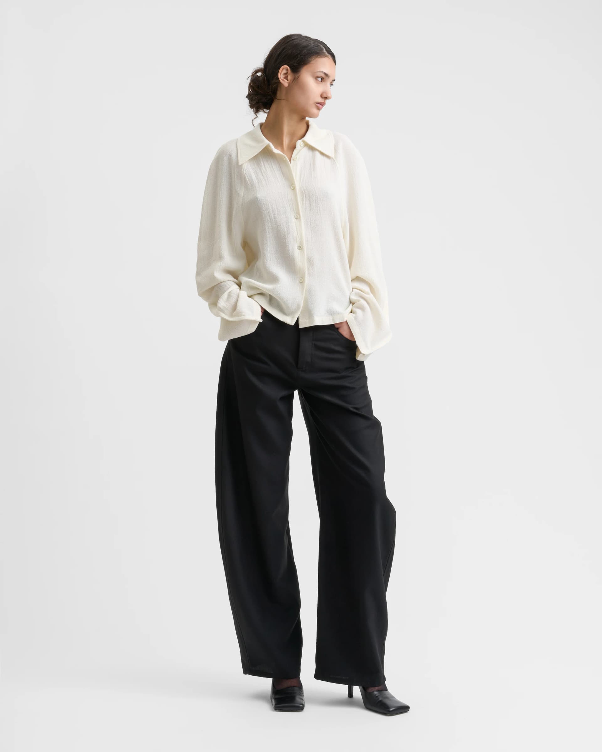 1777_b2cb7df50a-sefr_fw26_relaxed-raglan-shirt-off-white-crepe_8299-large