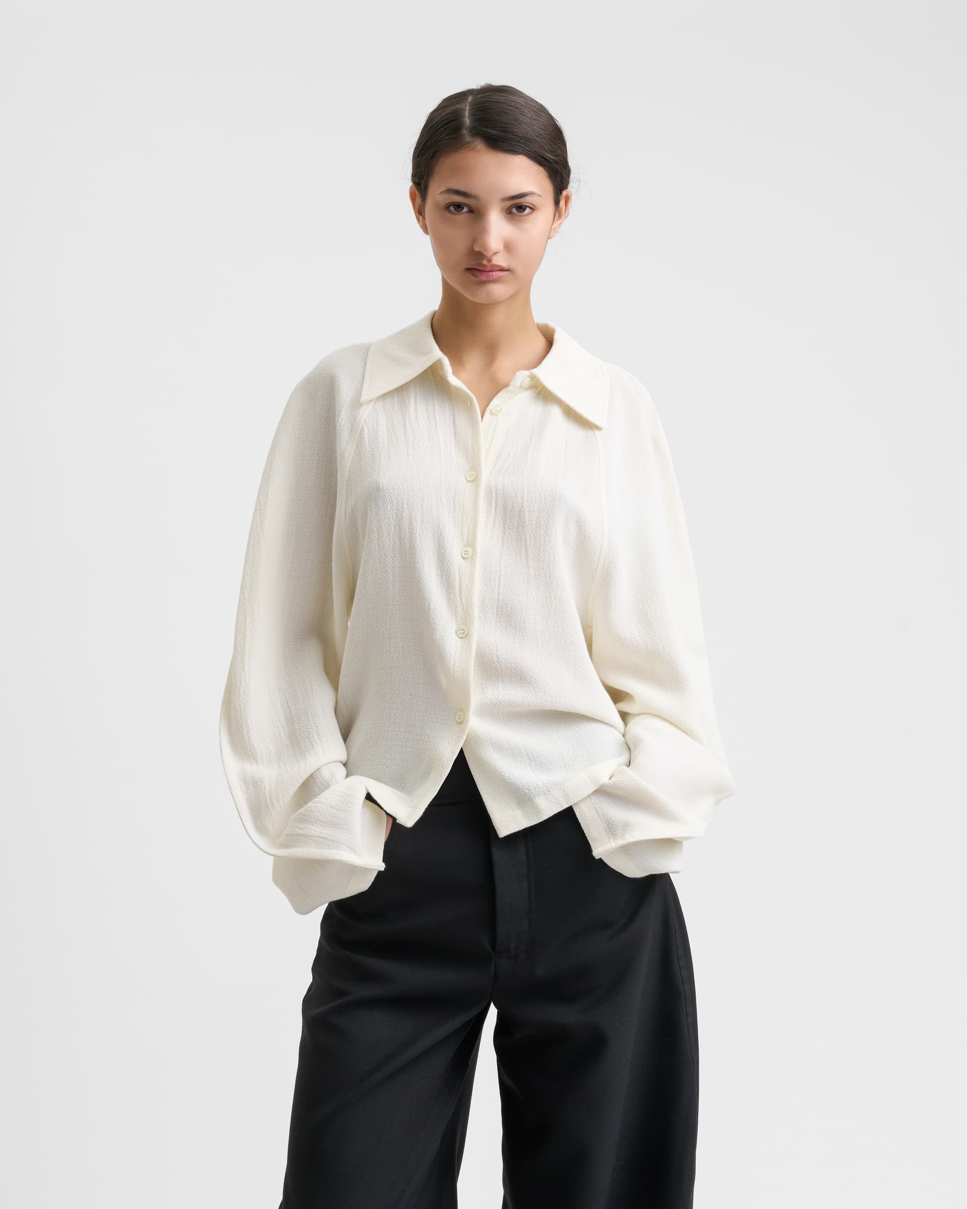 1777_fb26c657dc-sefr_fw26_relaxed-raglan-shirt-off-white-crepe_8339-large