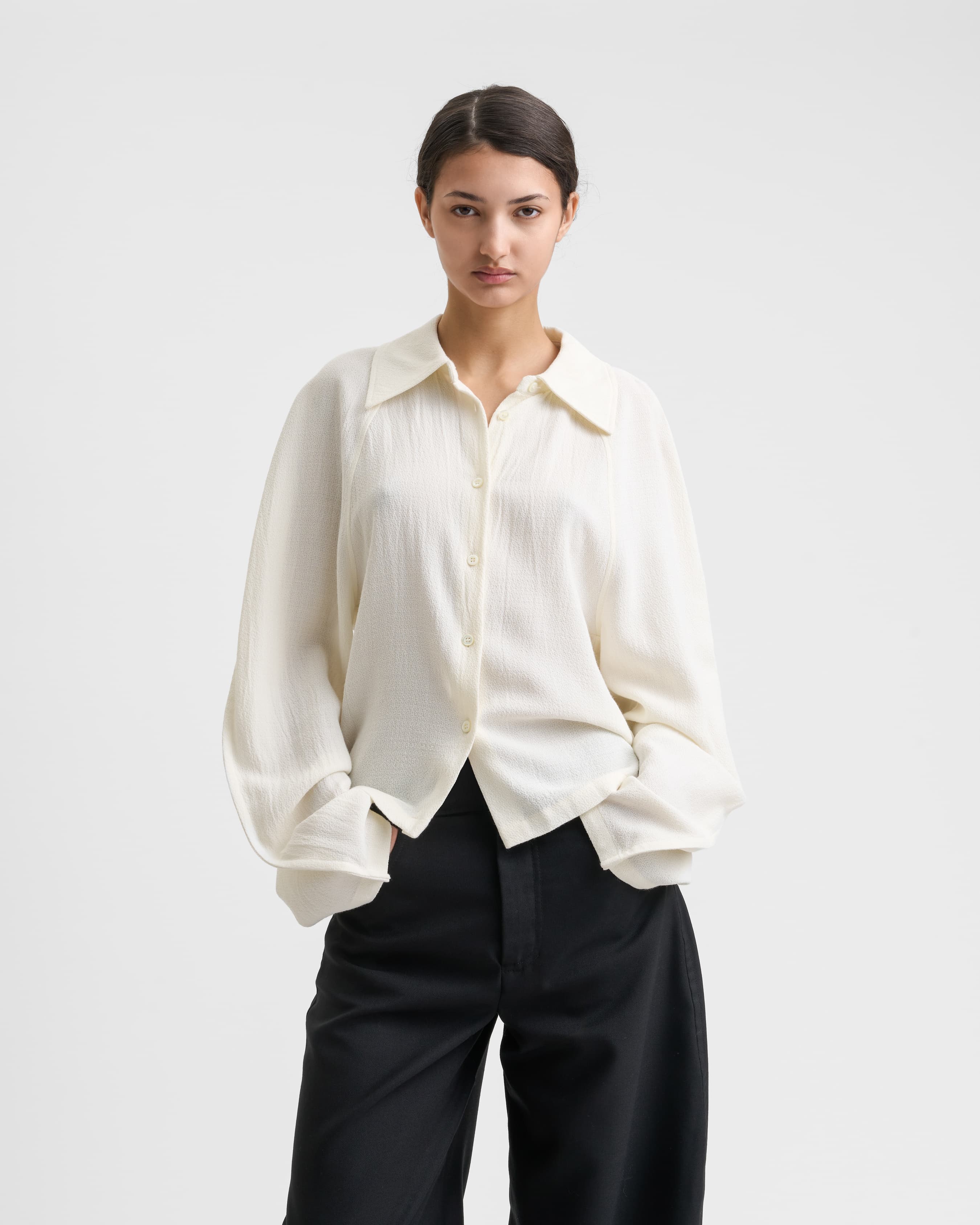 1777_fb26c657dc-sefr_fw26_relaxed-raglan-shirt-off-white-crepe_8339-large