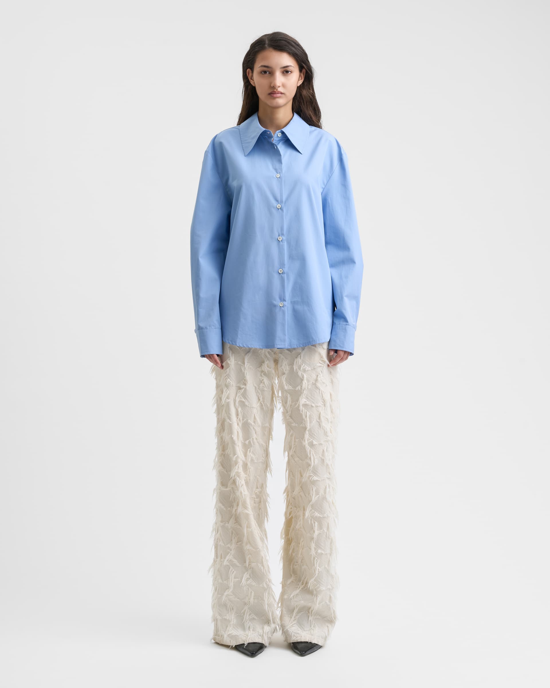 1785_345f3d4365-sefr_fw26_willa-shirt-light-blue_0238-large