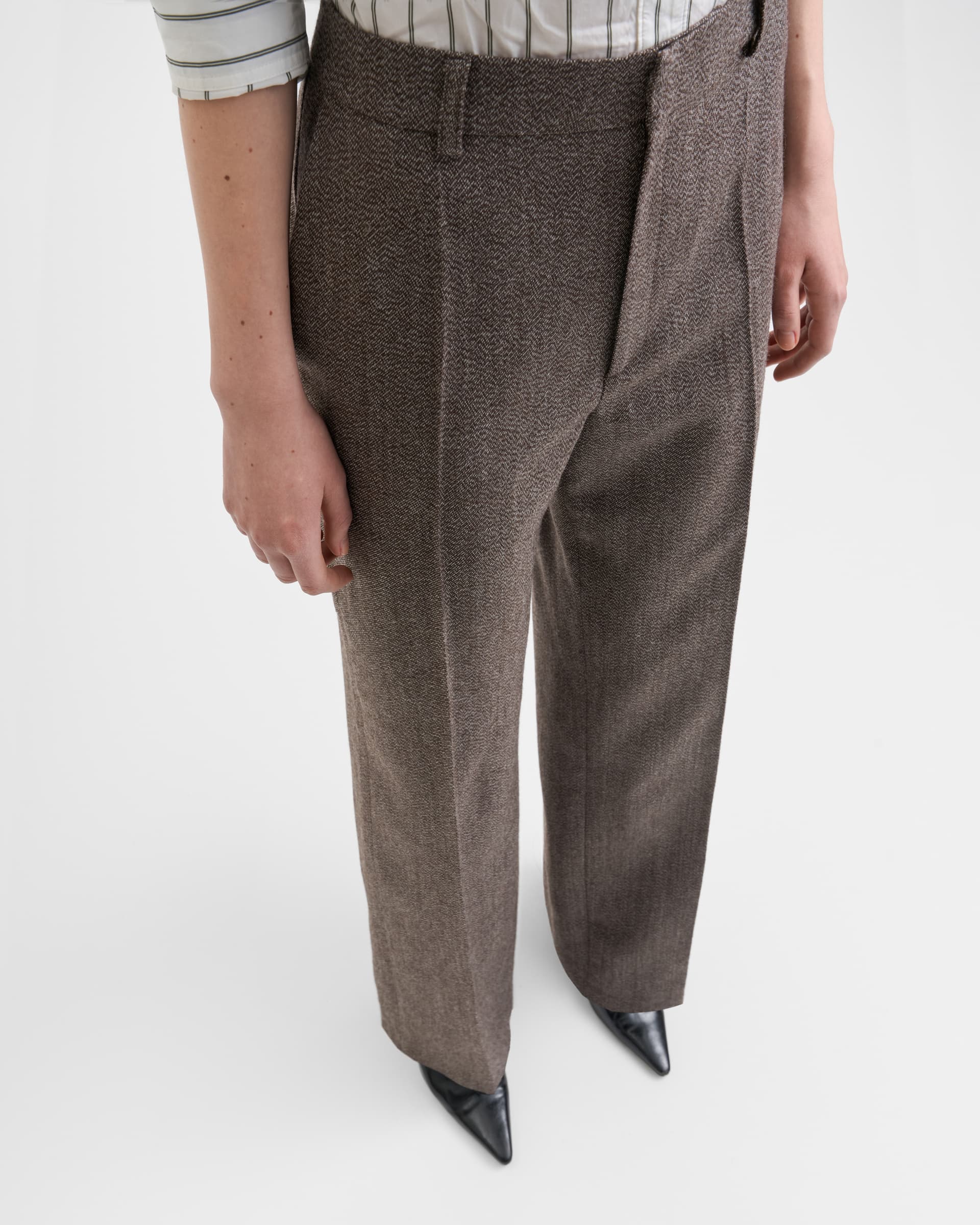 1798_c219e2a66f-sefr_fw26_back-slit-trouser-dark-beige-melange_1806-large