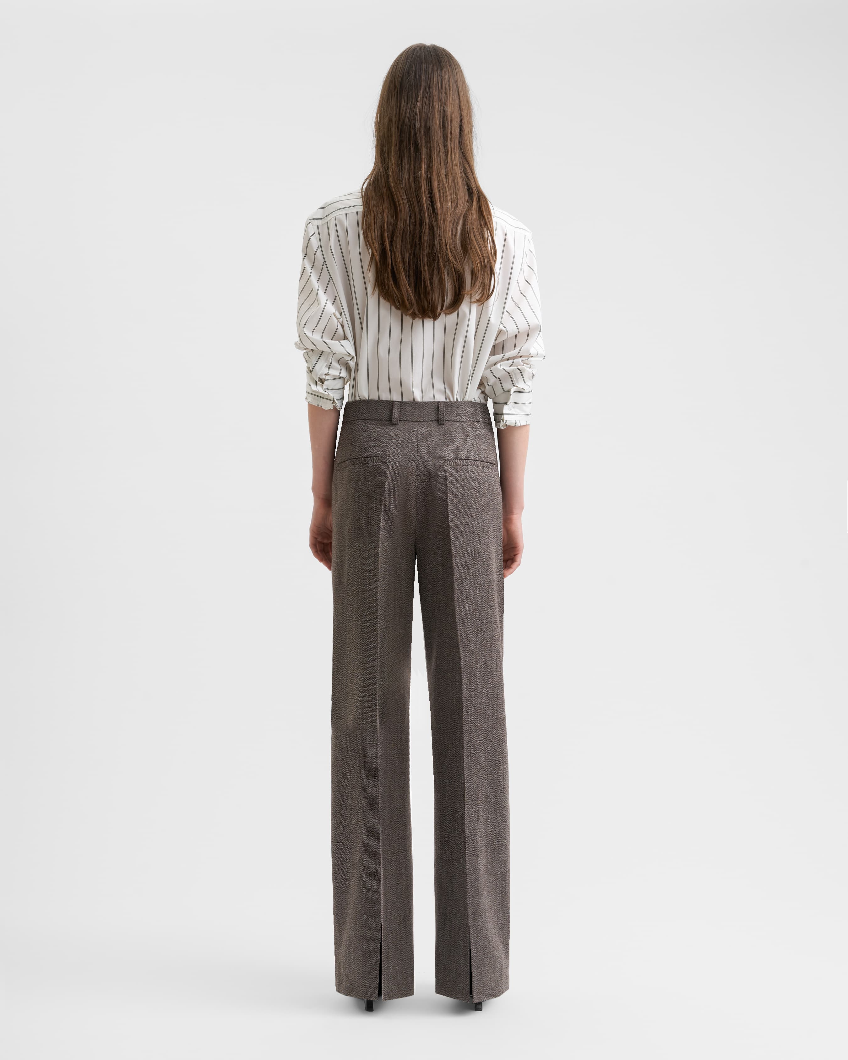 1798_c90677438b-sefr_fw26_back-slit-trouser-dark-beige-melange_1796-large