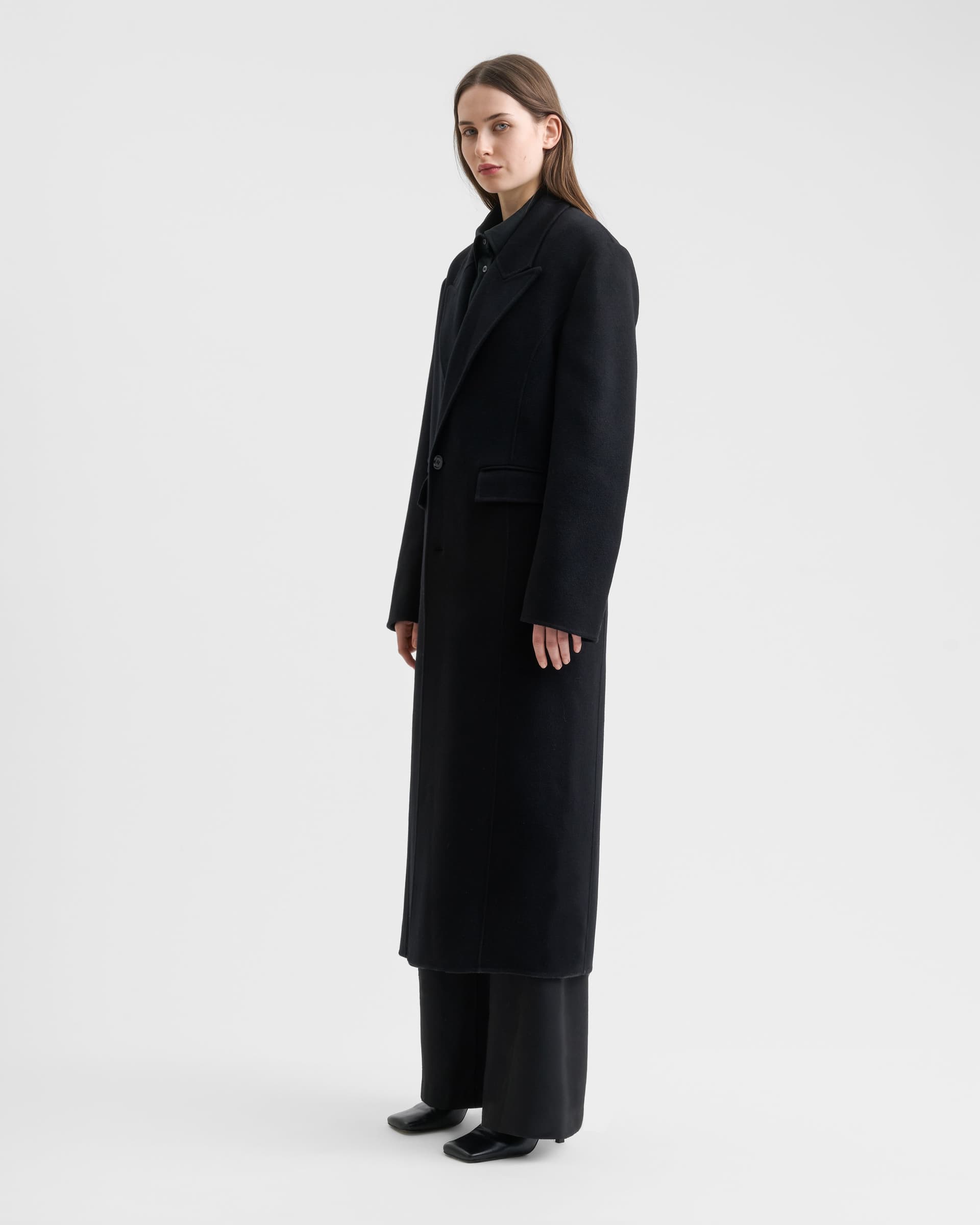 1806_54c77afab4-sefr_fw26_cashmere-coat-black_2722-large