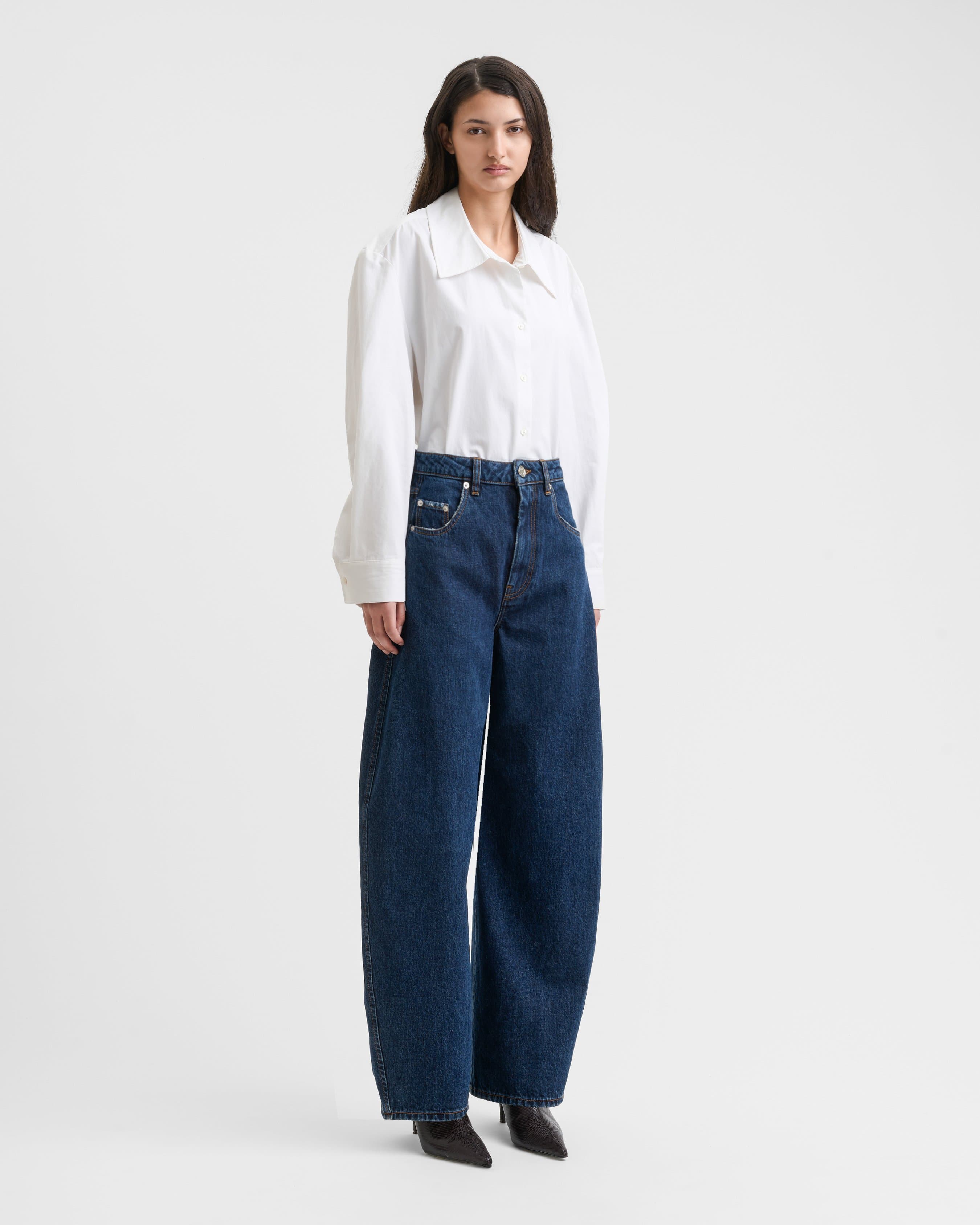 1810_1954ceab8a-sefr_fw26_soline-jeans-dark-blue-wash_9263-large