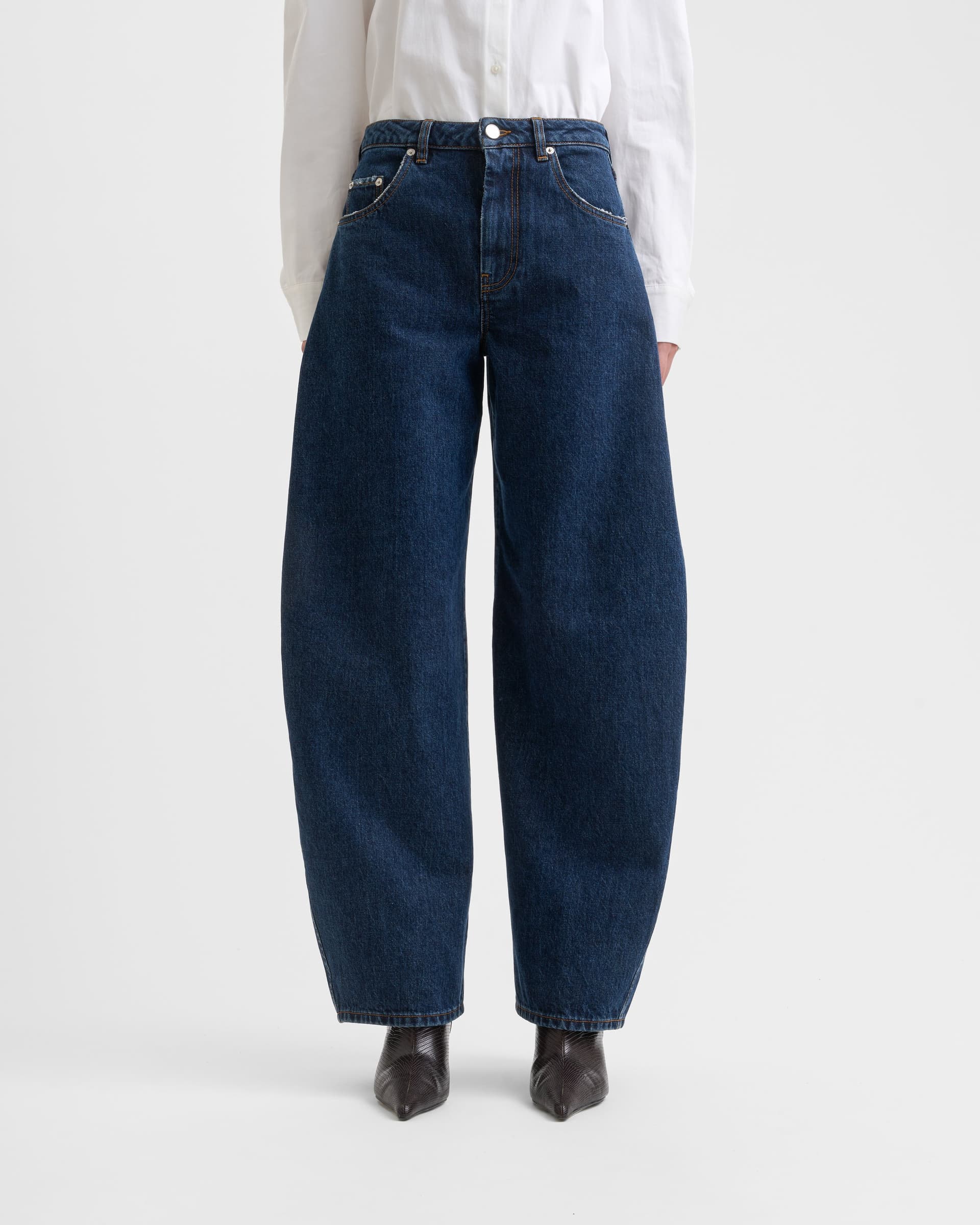 1810_5e184a89c8-sefr_fw26_soline-jeans-dark-blue-wash_9313-large