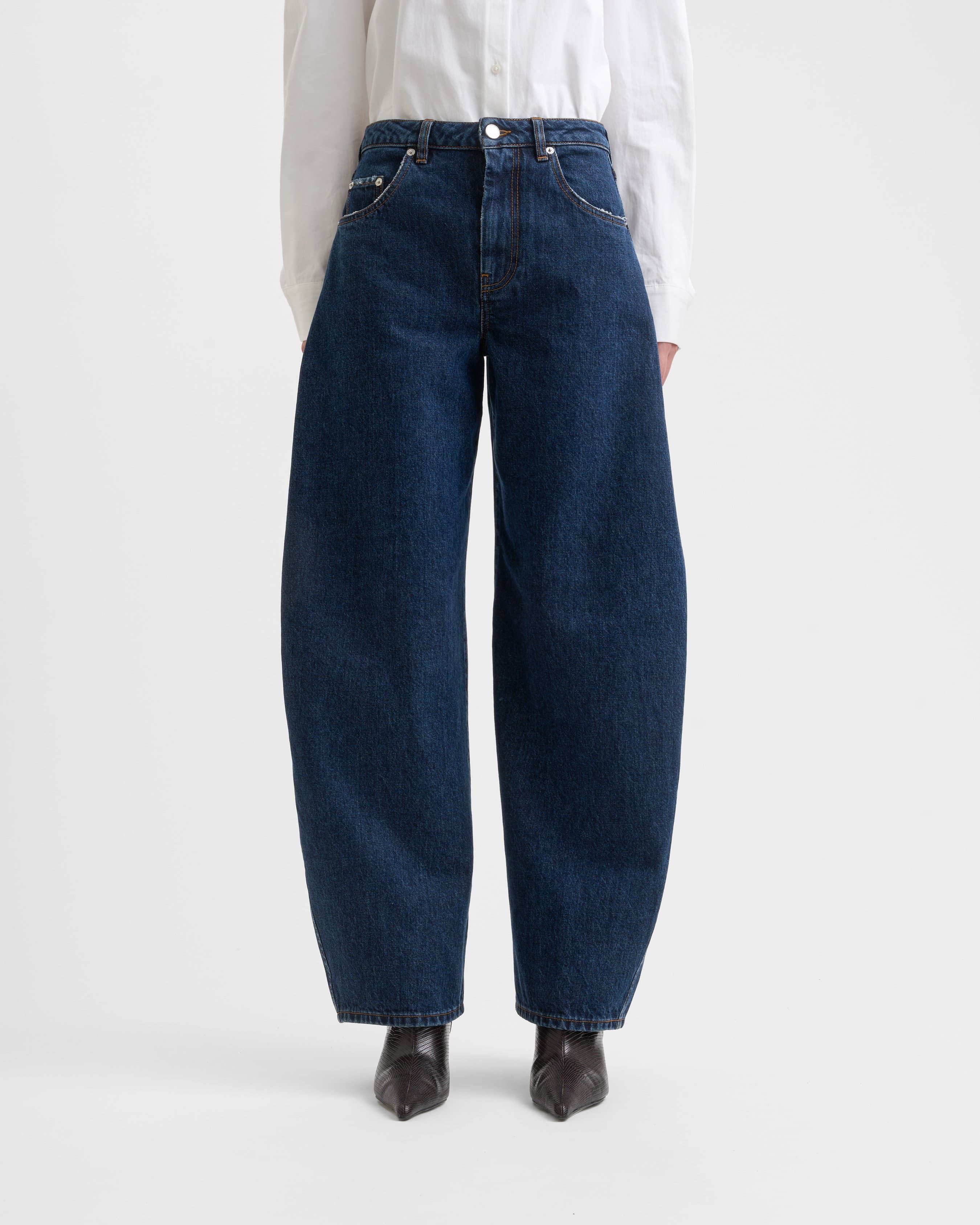 1810_5e184a89c8-sefr_fw26_soline-jeans-dark-blue-wash_9313-large