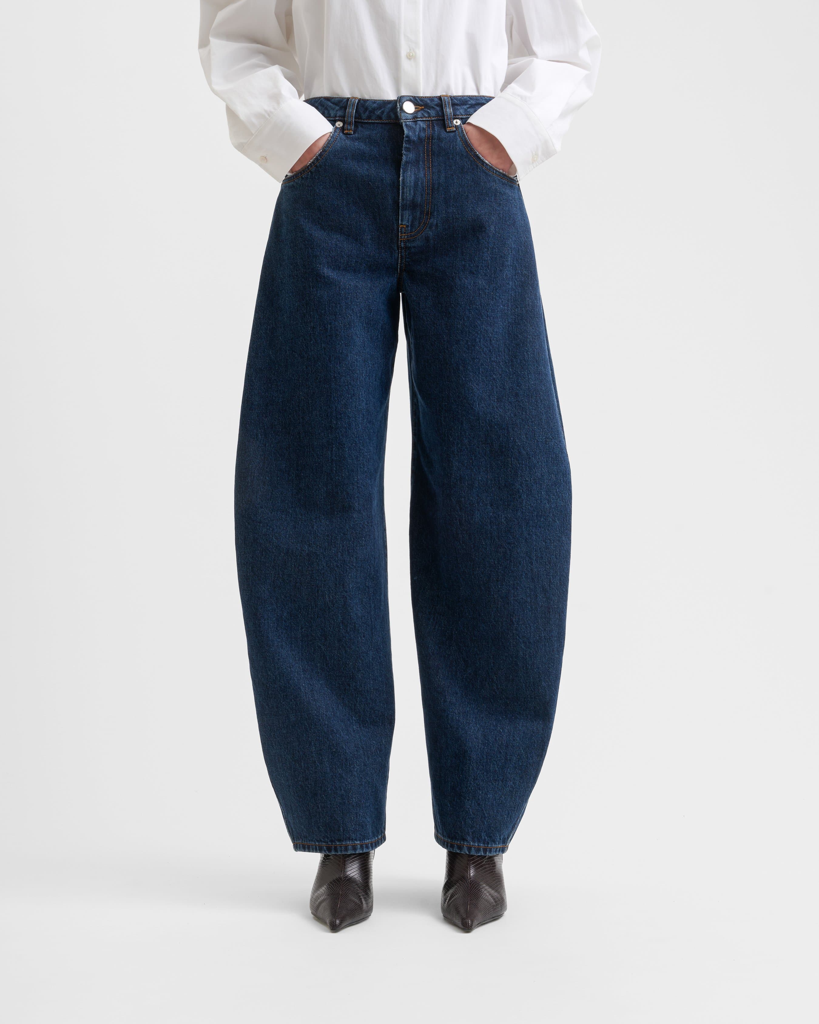 1810_a418848505-sefr_fw26_soline-jeans-dark-blue-wash_9310-large