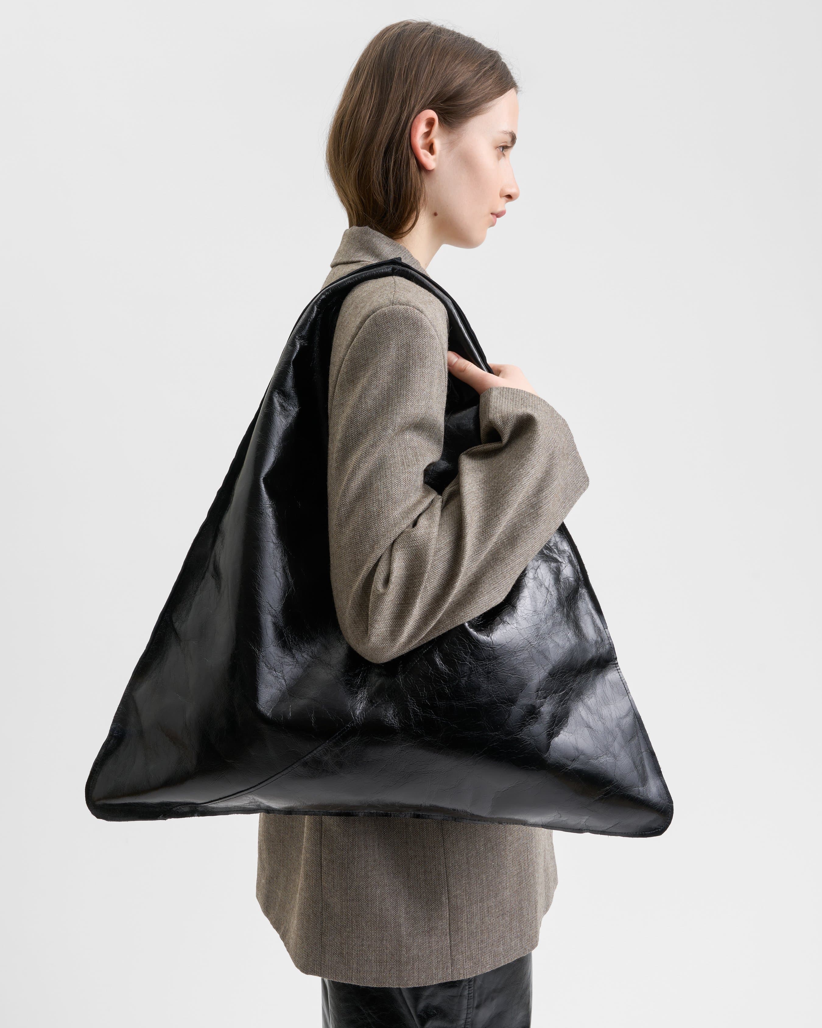 1833_0d9b6b18e9-sefr_fw26_large-leather-dana-bag-black_3044-large
