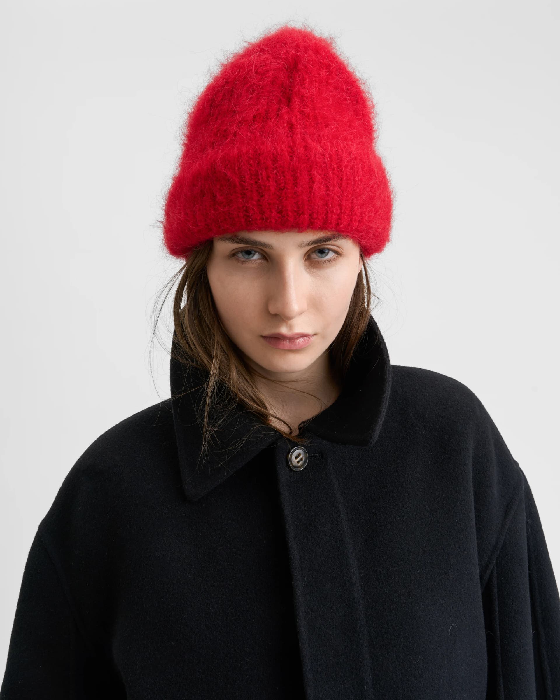 1846_dcc6bd823c-sefr_fw26_fuzzy-beaniered-alpaca_3438-large